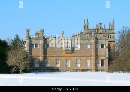 Corsham Court Mansion nella neve, Corsham, Wiltshire, Regno Unito, febbraio 2019. Foto Stock