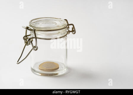 Una moneta in euro all'interno del vasetto di vetro, paesaggio Foto Stock
