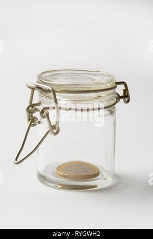 Un Euro moneta giacente all'interno bloccato il vasetto di vetro, ritratto Foto Stock