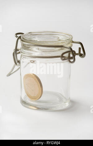 Una moneta in euro all'interno permanente vaso bloccato Foto Stock