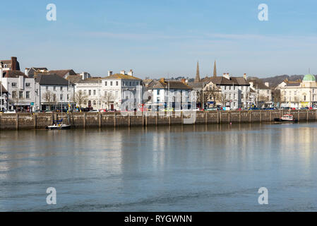 Bideford, North Devon, Inghilterra, Regno Unito. Marzo 2019. Il fiume Kerridge e il fiume facciata di Bideford una piccola città mercato. Foto Stock