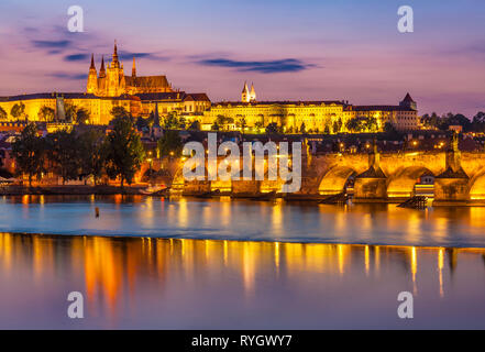 Il castello di Praga di notte la cattedrale di san vito Praga gli edifici del Parlamento europeo Charles Bridge sul fiume Moldava di notte Praga Repubblica Ceca Europa dell'UE Foto Stock