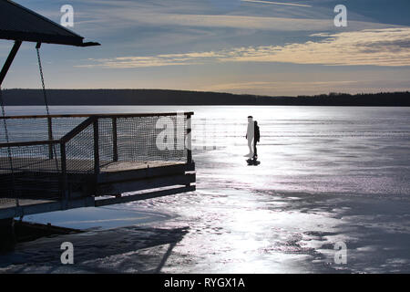 Due lunghe distanza pattinatori sul lago Malaren, Sigtuna, Svezia e Scandinavia Foto Stock