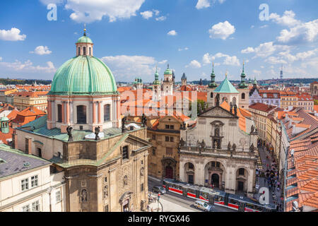 Prague Old Town Staré Město San Francesco di Assisi Chiesa tetto guglie e torri di chiese e antichi palazzi barocchi di Praga Repubblica Ceca Europa Foto Stock