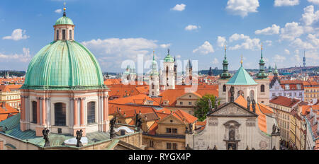 Prague Old Town Staré Město San Francesco di Assisi Chiesa tetto guglie e torri di chiese e antichi palazzi barocchi di Praga Repubblica Ceca Foto Stock