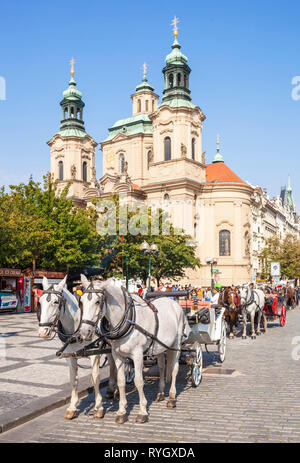 PRAGUE Old Town Square Praga in carrozza al di fuori di San Nicholas Chiesa ceca Praga REPLUBLIC EU EUROPE Foto Stock