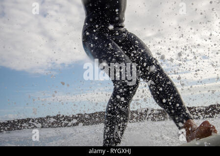 Surfer cavalcando le onde sull'isola di Fuerteventura nell'Oceano Atlantico Foto Stock