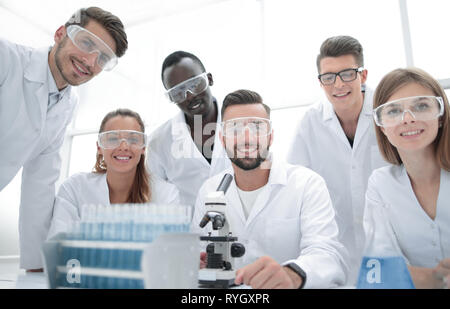 Un gruppo di giovani medici di sperimentazione nel laboratorio di ricerca Foto Stock