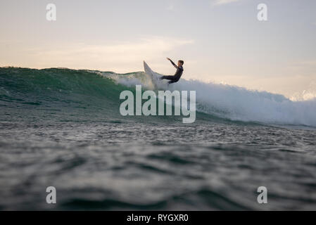 Fuerteventura - Marzo 01, 2019: surfer cavalcando le onde sull'isola di Fuerteventura nell'Oceano Atlantico Foto Stock