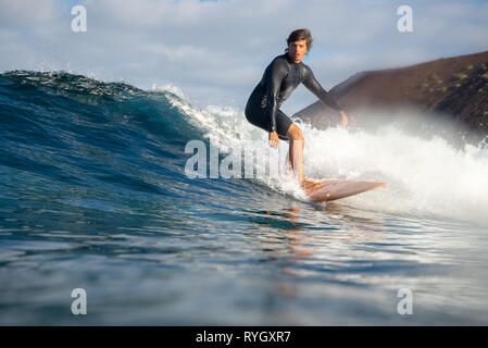 Fuerteventura - Marzo 01, 2019: surfer cavalcando le onde sull'isola di Fuerteventura nell'Oceano Atlantico Foto Stock