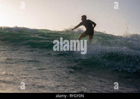 Fuerteventura - Marzo 01, 2019: surfer cavalcando le onde sull'isola di Fuerteventura nell'Oceano Atlantico Foto Stock