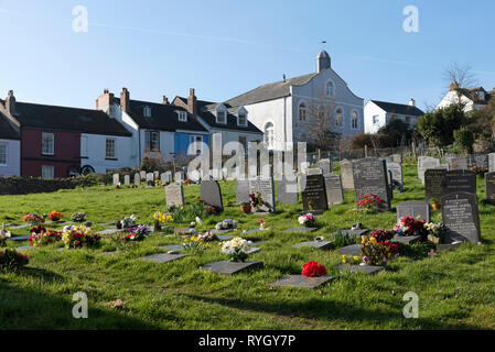 Appledore, North Devon, Inghilterra, Regno Unito, marzo 2019. Il cimitero e un display di fiori al di fuori di St Marys chiesa parrocchiale in questa piccola città di Devonshire. Foto Stock