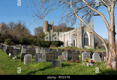 Appledore, North Devon, Inghilterra, Regno Unito, marzo 2019. St Marys chiesa parrocchiale e il cimitero in questa piccola città di Devonshire. Foto Stock