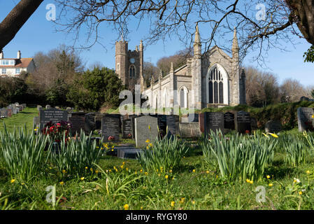 Appledore, North Devon, Inghilterra, Regno Unito, marzo 2019. St Marys chiesa parrocchiale e il cimitero in questa piccola città di Devonshire. Foto Stock