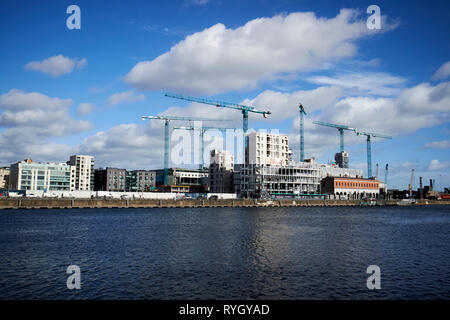 Gru e nuovi sviluppi di office al dock del nord nei Docklands waterfront fiume Liffey a Dublino Repubblica di Irlanda europa Foto Stock