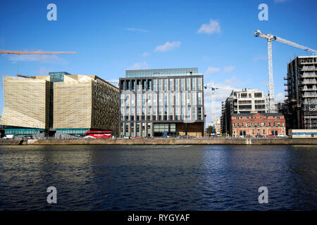 La banca centrale di Irlanda 1 e 2 gli sbarchi di Dublino e gru e nuovi sviluppi per ufficio a Dublino gli sbarchi nel North Wall Quay docklands waterfront r Foto Stock