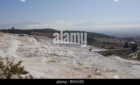 Castello di Cotone, Pamukkale Travertini, Denizli, Turchia Foto Stock