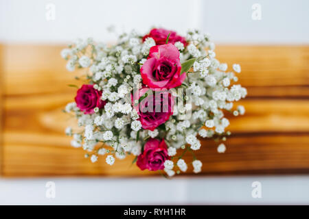 Fiori colorati in centro di nozze-pezzo decorazione con rose rosa da vista superiore Foto Stock