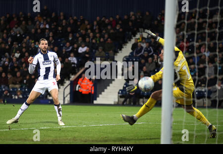 West Bromwich Albion Jay Rodriguez segna il terzo battendo Swansea City portiere Kristoffer Nordfeldt durante Sky scommessa match del campionato al The Hawthorns, West Bromwich. Foto Stock