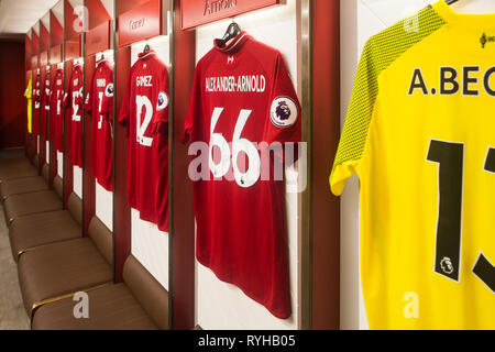 Stagione 2018/19 Premier League team squad giocatori magliette kit appesi in home team spogliatoio a Liverpool Football Club di Anfield Road Stadium, UK. Foto Stock