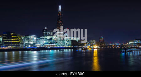 La Shard, Londra Inghilterra. Il 13 marzo 2019. Il famoso punto di riferimento illuminato di notte tempo oltre il Tamigi nel centro della città Foto Stock