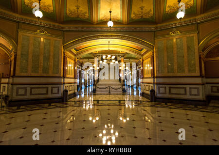SPRINGFIELD, IL/STATI UNITI D'America - 10 Marzo 2019: all'interno del splendidamente ornate rotunda entro lo State Capitol Building come la luce entra attraverso le vetrate variopinte Foto Stock