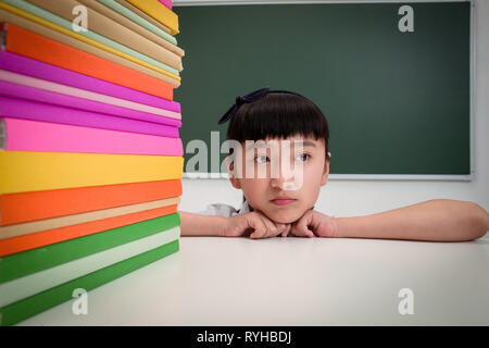 La scuola primaria di ragazze e libri di testo Foto Stock