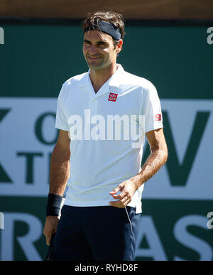 Indian Wells, California, Stati Uniti d'America. Marzo 13, 2019 Roger Federer (SUI) in azione contro Kyle Edmund (GBR) durante il 2019 BNP Paribas Open a Indian Wells Tennis Garden di Indian Wells, California. Charles Baus/CSM Credito: Cal Sport Media/Alamy Live News Foto Stock