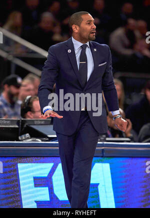 New York, New York, Stati Uniti d'America. 13 Mar, 2019. Butler Bulldogs LaVall Jordan durante il primo round di orientale grande torneo tra il Butler Bulldogs e la Provvidenza Frati al Madison Square Garden di New York City. La provvidenza ha sconfitto il maggiordomo 80-57. Duncan Williams/CSM/Alamy Live News Foto Stock