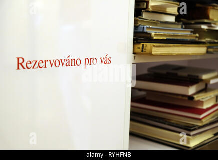 29 gennaio 2019, Cechia, Brünn: "riservato per voi' è accanto ad un palo in la Galleria di Moravia a Brno. La Repubblica ceca è il paese ospite della Fiera del Libro di Lipsia 2019. I cechi hanno lavorato sul loro programma per due anni. Poco vicino di pianificazione di una bella grande gig. (A dpa "Ahoj! - Fiera del libro di Paese ospitante Repubblica Ceca attira l'attenzione a se stesso") Foto: Birgit Zimmermann/dpa-Zentralbild/dpa Foto Stock