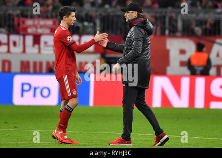 Monaco di Baviera, Deutschland. 13 Mar, 2019. Juergen KLOPP (pullman Liverpool) sconfigge Robert LEWANDOWSKI (FC Bayern Monaco di Baviera) dopo la fine del gioco, comfort. FC Bayern Monaco di Baviera (M) - Liverpool (LIV) 1-3, calcio Champions League, Round di 16, su 13/03/2019. ALLIANZAREN A. DFL REGOLAMENTO VIETA QUALSIASI USO DI FOTOGRAFIE come sequenze di immagini e/o quasi video. | Utilizzo di credito in tutto il mondo: dpa/Alamy Live News Foto Stock