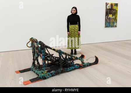 Londra, Regno Unito. Il 14 marzo 2019. Un membro del personale opinioni 'Dog Sled", 2013, dalla mia Feuer. Anteprima di "Caleidoscopio", una nuova mostra alla Saatchi Gallery caratterizzanti il lavoro di 9 artisti contemporanei. Lo show è 15 Marzo al 5 maggio 2019. Credito: Stephen Chung / Alamy Live News Foto Stock