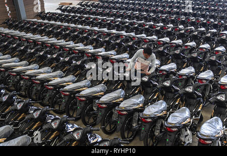 (190313) -- RUILI, 13 marzo 2019 (Xinhua) -- completato i motocicli sono visto in occasione di un workshop in Yunnan Yinxiang motociclo Manufacturing Co. Ltd nell'Ruili, a sud-ovest della Cina di Provincia di Yunnan, 8 marzo 2019. I prodotti della società sono vendute principalmente a sud e sud-est asiatico. La società ha più di 10.000 punti vendita in Myanmar. Ruili, una città sul confine China-Myanmar, è un paese importante porto situato nel sud-ovest della Cina. Una famosa canzone cinese denominata "C'è un bel luogo" descrive la bellezza della città con il suo paesaggio naturale e folclore. In Foto Stock