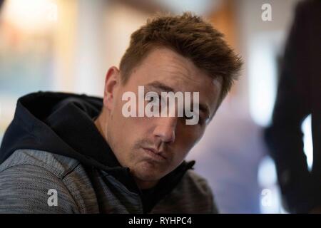 Hensol, Wales, Regno Unito. Il 14 marzo 2019. Jonathan Davies del Galles fronteggia la pressa dopo che il team è stato annunciato a faccia in Irlanda nel Guinness Sei Nazioni di rugby campionati. Credito: Mark Hawkins/Alamy Live News Foto Stock