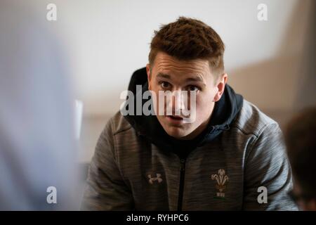 Hensol, Wales, Regno Unito. Il 14 marzo 2019. Jonathan Davies del Galles fronteggia la pressa dopo che il team è stato annunciato a faccia in Irlanda nel Guinness Sei Nazioni di rugby campionati. Credito: Mark Hawkins/Alamy Live News Foto Stock