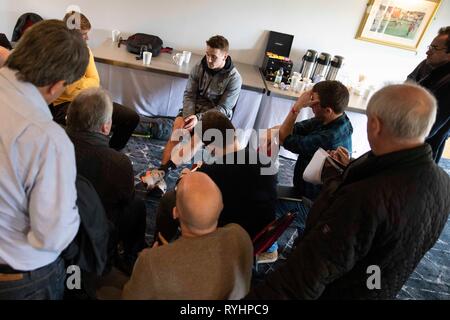 Hensol, Wales, Regno Unito. Il 14 marzo 2019. Jonathan Davies del Galles fronteggia la pressa dopo che il team è stato annunciato a faccia in Irlanda nel Guinness Sei Nazioni di rugby campionati. Credito: Mark Hawkins/Alamy Live News Foto Stock