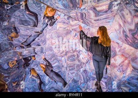 Londra, Regno Unito. 14 mar 2019. Fata Morgana, 2012, di Laura Buckley - Saatchi Gallery presenta CALEIDOSCOPIO, una nuova mostra con i lavori di 9 artisti contemporanei internazionali operanti in una varietà di supporti, compresi Laura Buckley interattivo su larga scala caleidoscopio Fata Morgana. Credito: Guy Bell/Alamy Live News Foto Stock