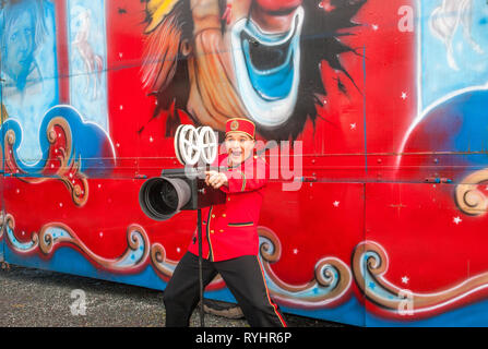 Carrigaline, Cork, Irlanda. Il 14 marzo 2019. Circus clown Marc Dorffner da Berlino si prepara per il suo agire con Circus Gerbola dove essi daranno spettacoli giornalmente fino a Domenica a Carrigaline, Co. Cork, Irlanda. Credito: David Creedon/Alamy Live News Foto Stock