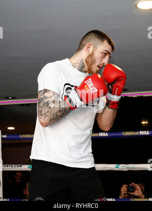 Liverpool Hilton Hotel, Liverpool, Regno Unito. Xiv Mar, 2019. Matchroom boxing, Liam Smith versus Sam Eggington allenamento aperto; ex European welterweight champion Sam Eggington all odierna aperta la sessione di formazione in anticipo la sua lotta in corrispondenza della città di M&amp;S Bank Arena il 30 marzo contro ex WBO Super-Welterweight Campione del Mondo Liam Smith Credit: Azione Plus sport/Alamy Live News Foto Stock