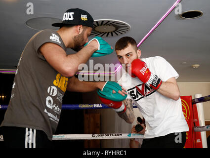 Liverpool Hilton Hotel, Liverpool, Regno Unito. Xiv Mar, 2019. Matchroom boxing, Liam Smith versus Sam Eggington allenamento aperto; ex European welterweight champion Sam Eggington all odierna aperta la sessione di formazione in anticipo la sua lotta in corrispondenza della città di M&amp;S Bank Arena il 30 marzo contro ex WBO Super-Welterweight Campione del Mondo Liam Smith Credit: Azione Plus sport/Alamy Live News Foto Stock