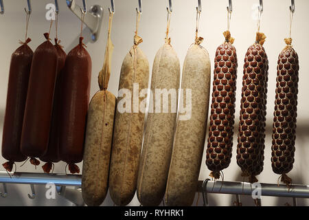 14 marzo 2019, della Renania settentrionale-Vestfalia, Köln: salsicce sono agganciati in una macelleria. Foto: Oliver Berg/dpa Foto Stock