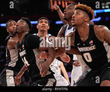 New York, New York, Stati Uniti d'America. Xiv Mar, 2019. Villanova Wildcats e la Provvidenza frati giocatori battaglia per la posizione di rimbalzo nel primo semestre durante il grande Torneo est quarti di finale al Madison Square Garden di New York City. Duncan Williams/CSM/Alamy Live News Foto Stock