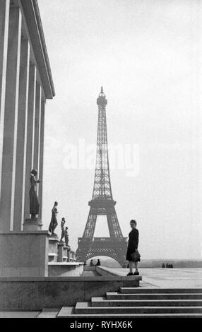 Parigi Torre Eiffel nel mese di aprile 1944. Parigi 1940 donna famoso punto di riferimento europa francese europeo Foto Stock