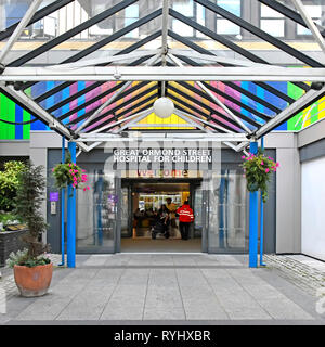 Cartello di benvenuto del Great Ormond Street Hospital e ingresso colorato in un centro sanitario NHS per bambini malati a Bloomsbury Camden Londra Inghilterra Regno Unito Foto Stock