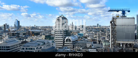Panorama di Londra urban skyline & cityscape include la moderna città di Londra gli edifici & generale del paesaggio urbano al di là di Inghilterra UK casella info per i punti di riferimento Foto Stock