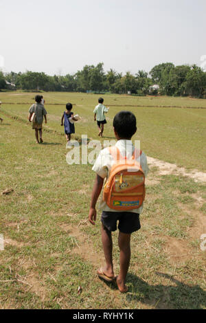 BANGLADESH 11-anno-vecchio Homar Ritchil camminando alla sua scuola primaria, tribale garo Haluaghat minoranza, Mymensingh regione foto di Sean Sprague Foto Stock