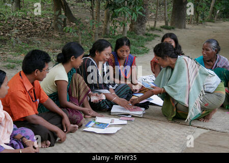 BANGLADESH un risparmio riunione del club di membri delle donne dei tribali Garo Haluaghat minoranza, Mymensingh regione foto di Sean Sprague Foto Stock