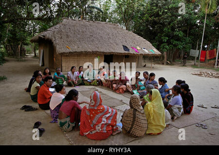 BANGLADESH un risparmio riunione del club di membri delle donne dei tribali Garo Haluaghat minoranza, Mymensingh regione foto di Sean Sprague Foto Stock