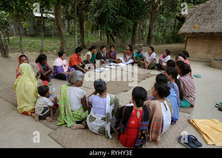 BANGLADESH un risparmio riunione del club di membri delle donne dei tribali Garo Haluaghat minoranza, Mymensingh regione foto di Sean Sprague Foto Stock