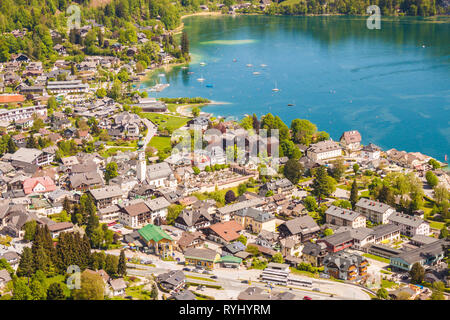 In alto vista della città alpina Sankt Gilgen sul lago Wolfgangsee su una bella giornata di sole. Salzburger Land, Austria Foto Stock